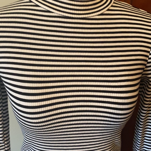 🦋Forever 21 black and white striped ribbed top size medium🦋 - Picture 4 of 8